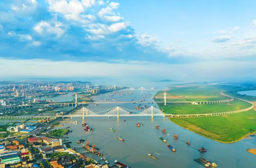 名楼传忧乐 洞庭涌廉波    中国纪检监察杂志发表市纪委书记署名文章