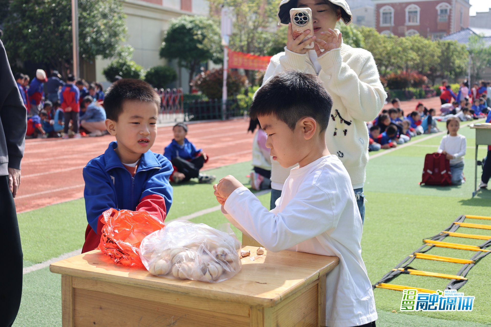 劳动与运动“混搭”出彩！汨罗市实验小学趣味接力赛迎“五一”