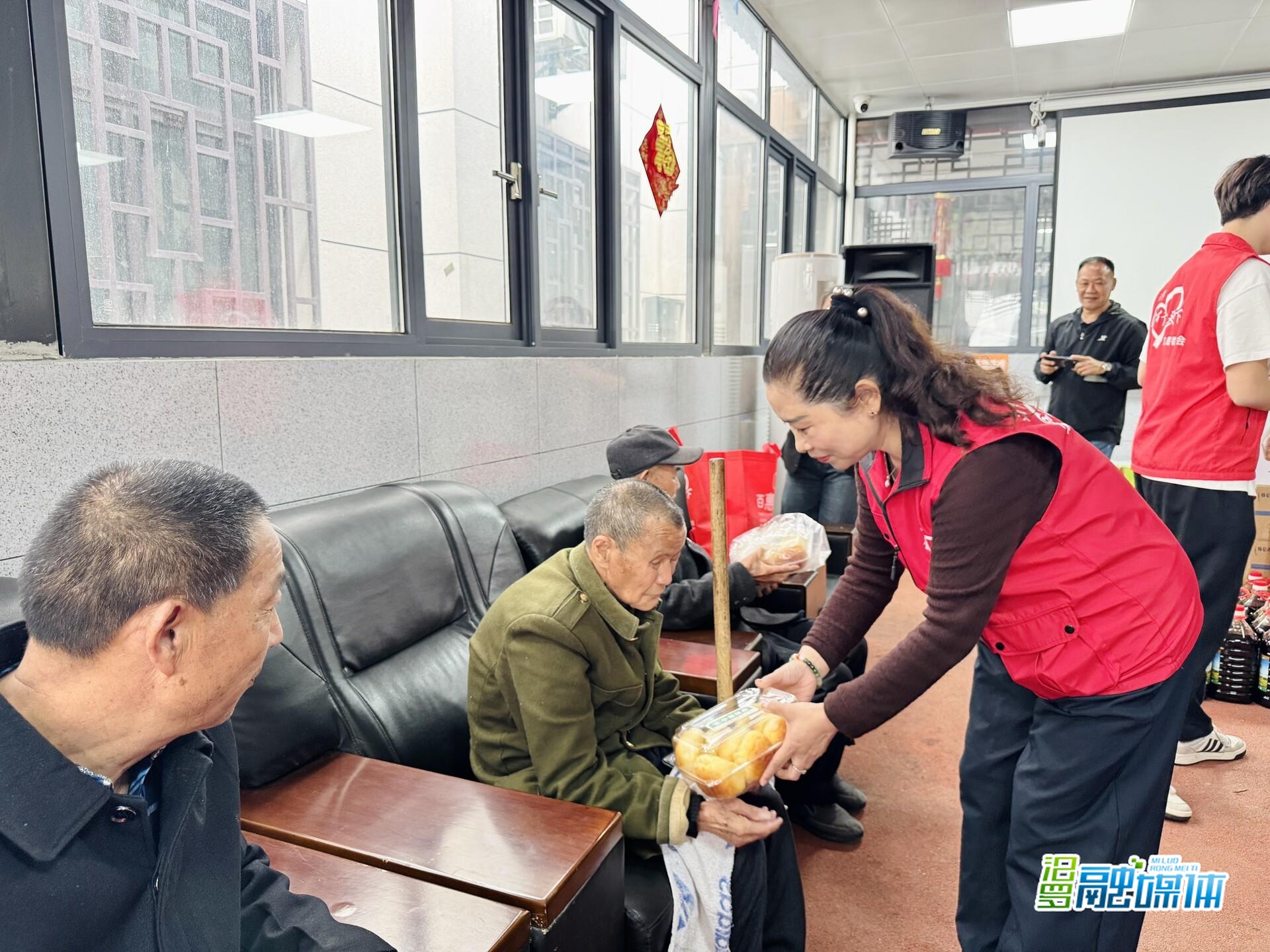 汨罗志愿者联合爱心企业开展敬老慰问活动