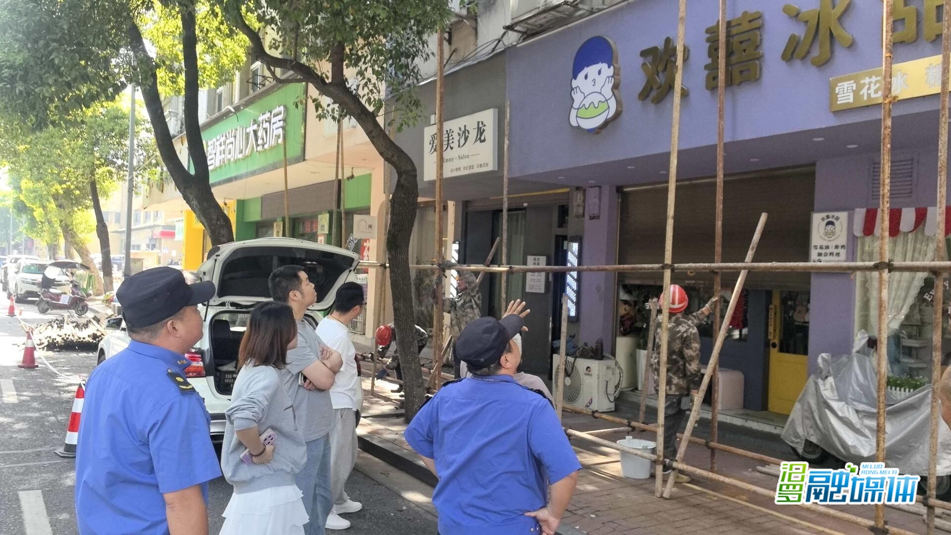 汨罗城管巡查发现门店石柱开裂 及时排险守护“头顶安全”