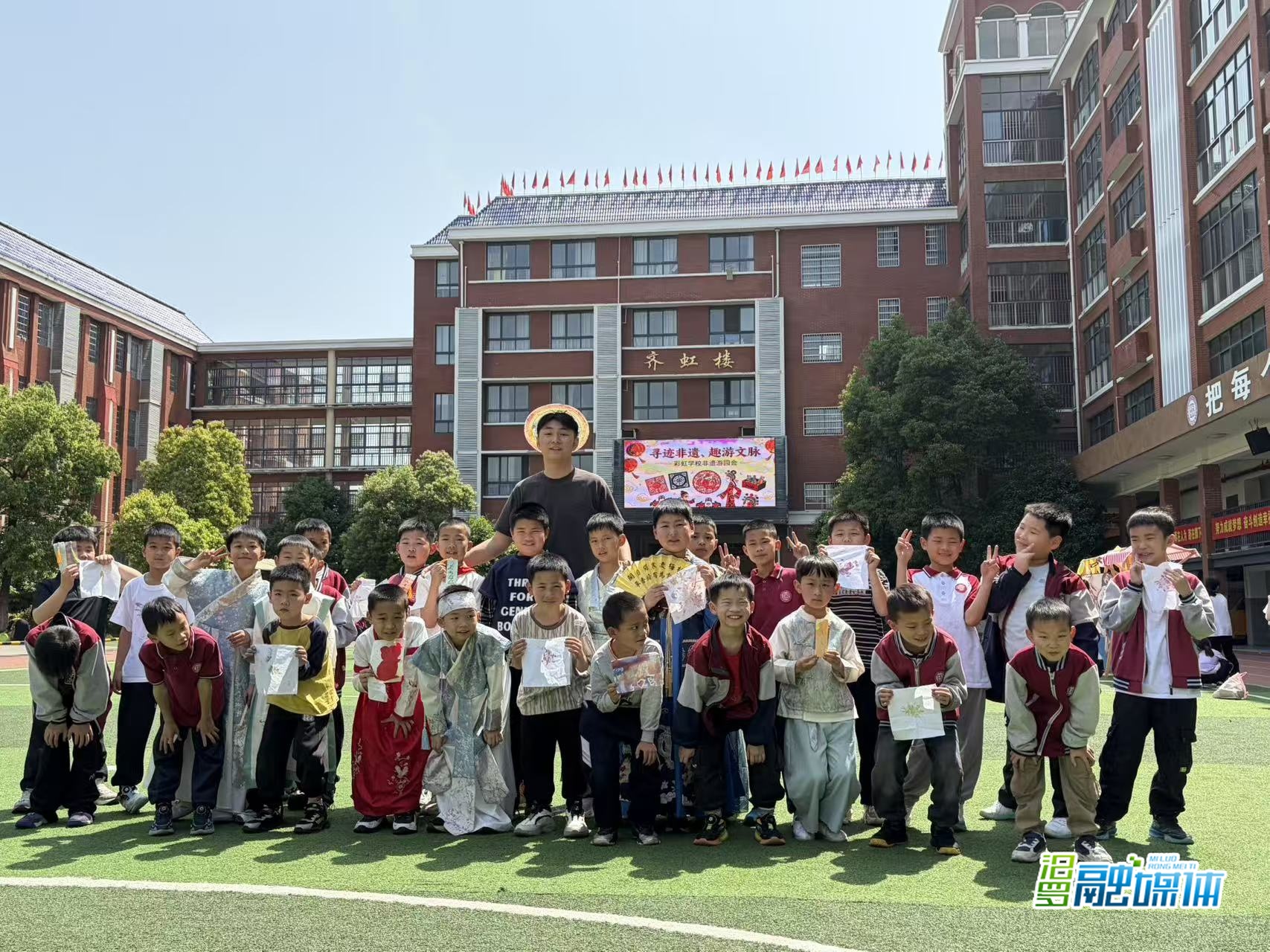 穿汉服、做香囊、踩高跷……汨罗市彩虹学校这场非遗游学会太会玩了