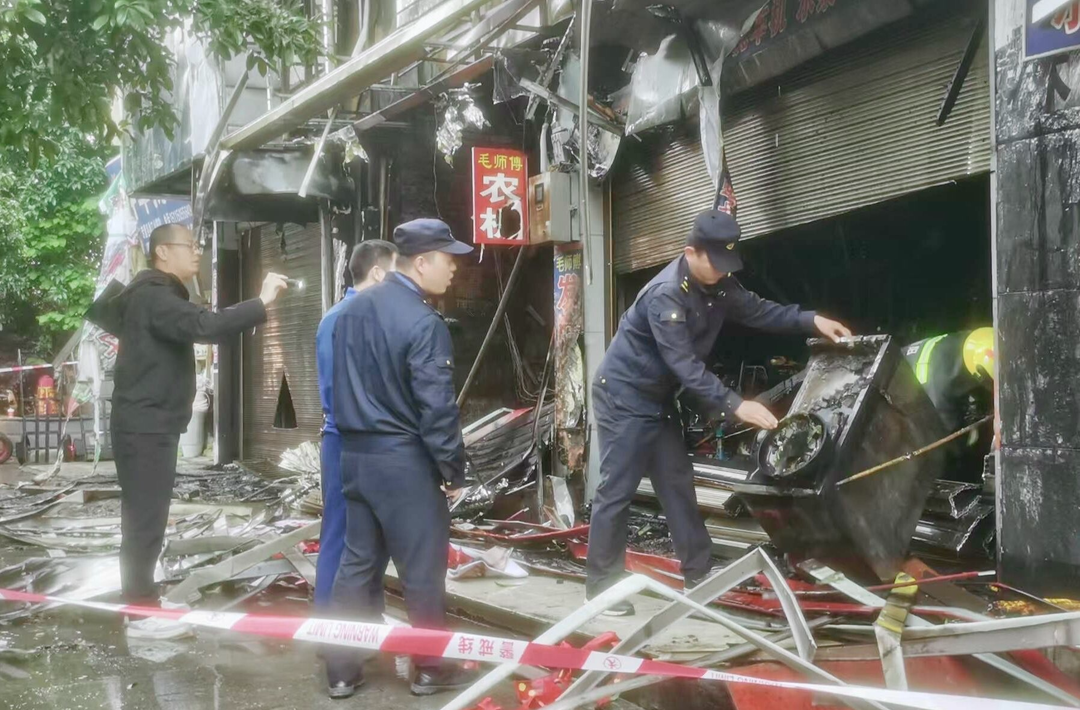 2小时化险为夷！汨罗消防、城管、街道三方联动扑灭门店火灾
