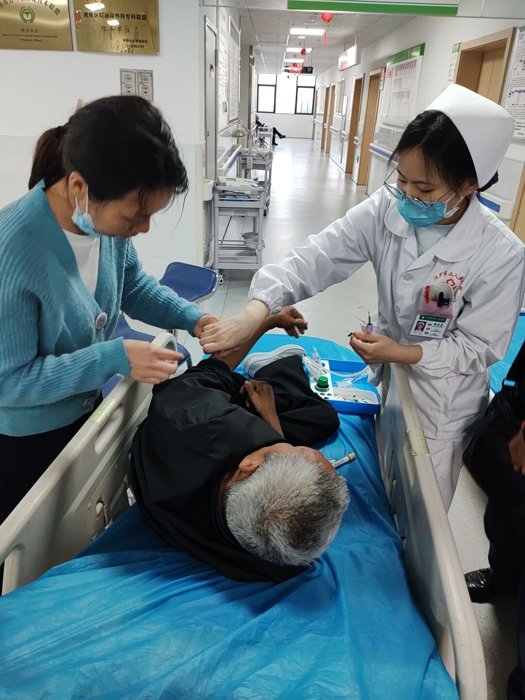 弼时镇：独居特困老人行动遇困，多方接力暖心救助