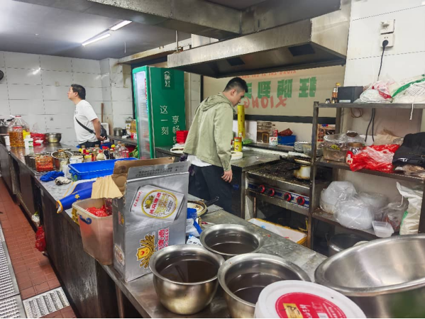 严查餐饮安全！汨罗市商务粮食局联合街道社区开展专项检查