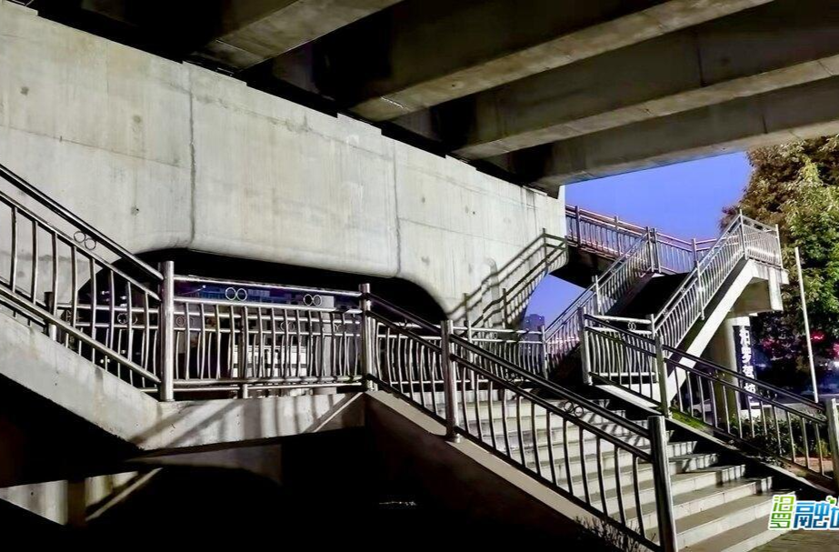 市民反映桥下无灯 汨罗城管快速加装暖民心