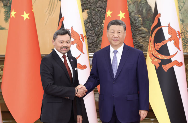 习近平会见文莱王储比拉