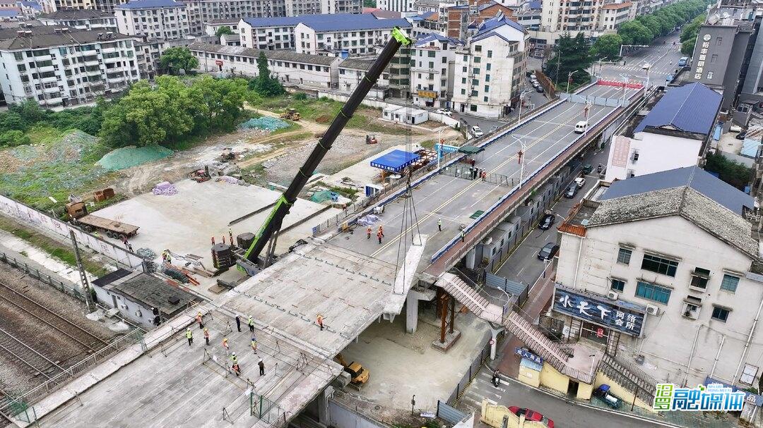 180分钟“天窗期”里抢进度！屈原桥第八跨T梁拆除顺利完成