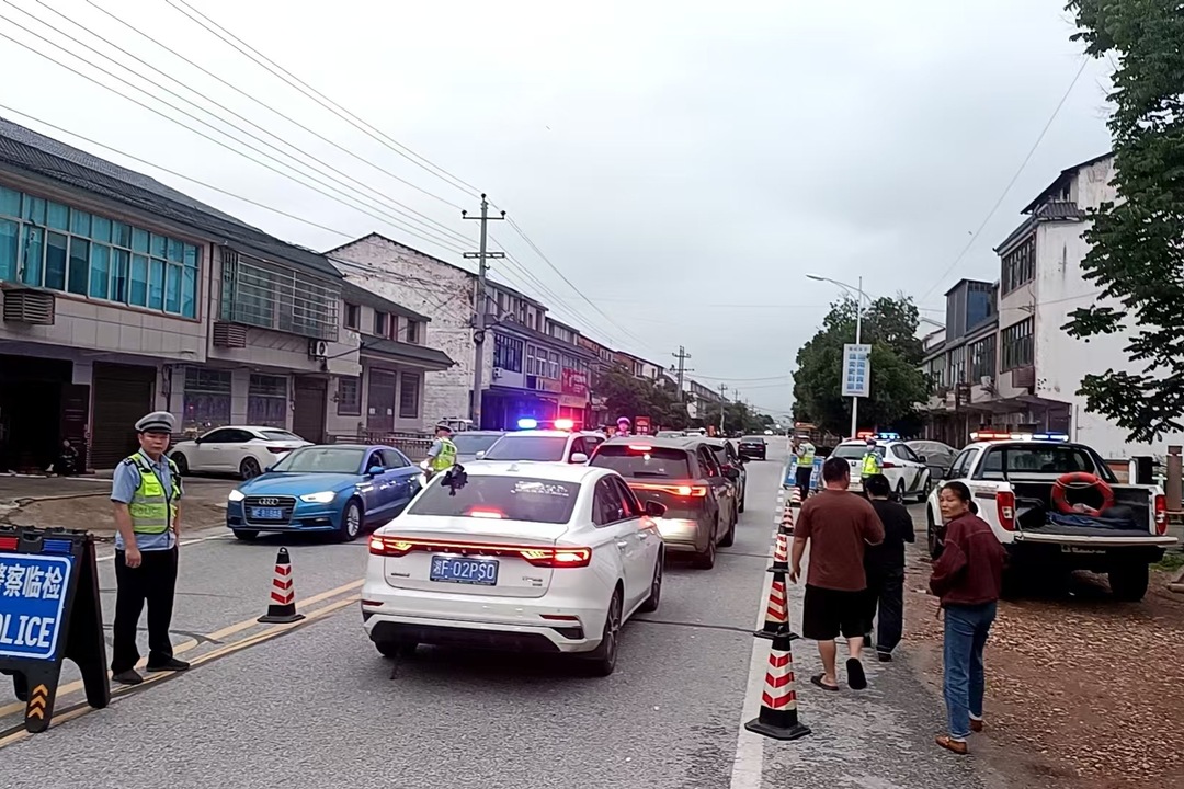 汨罗公安交管严查酒醉驾 一晚查获两名醉驾人员