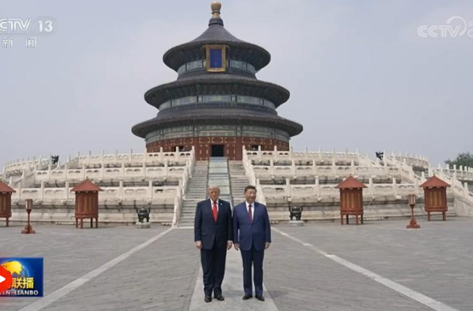 习近平同美国总统特朗普参观天坛