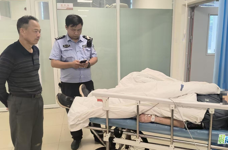 三江镇：村民突发疾病，村支书和交警接力救援