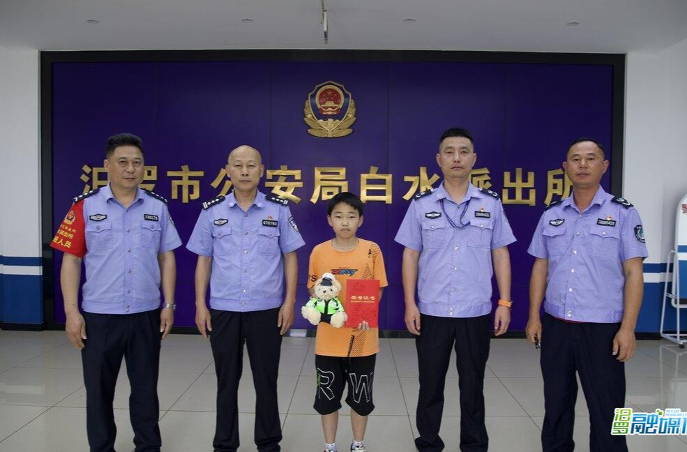“警察叔叔，我捡到一只猫头鹰！”