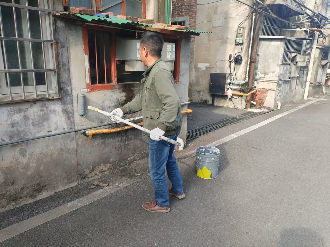 高泉社区：给老旧小区墙面“洗脸换装”