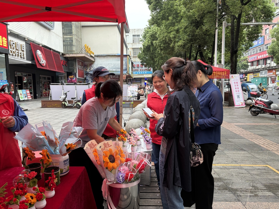 520不只有玫瑰！汨罗助残义卖火爆：一上午卖出近千元手作花束
