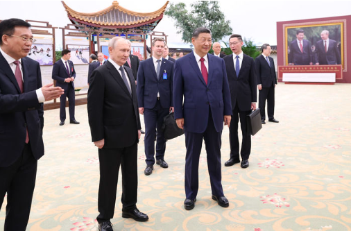 习近平同俄罗斯总统普京共同参观“传承中俄世代友好 树立大国关系典范”图片展