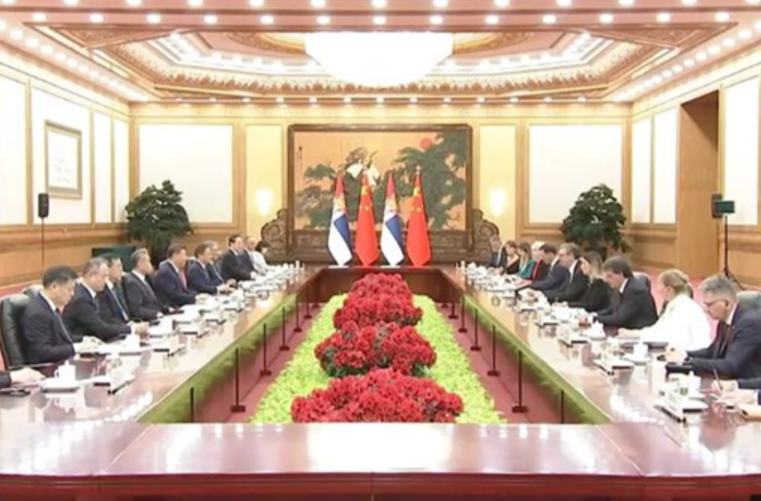 习近平同塞尔维亚总统武契奇会谈