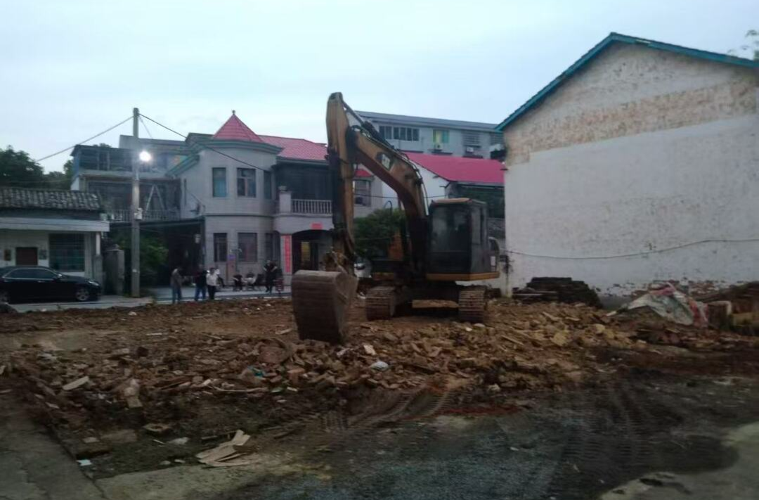 拆除2栋危房，清运渣土11车，汨新社区消除安全隐患