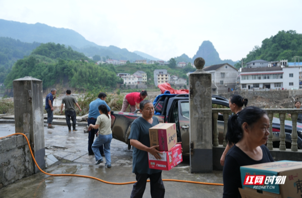 好评中国丨风雨过后，更显守望互助