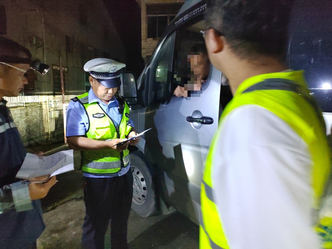 夜查128台车，未发现一例！汨罗交管严打烟花爆竹非法运输