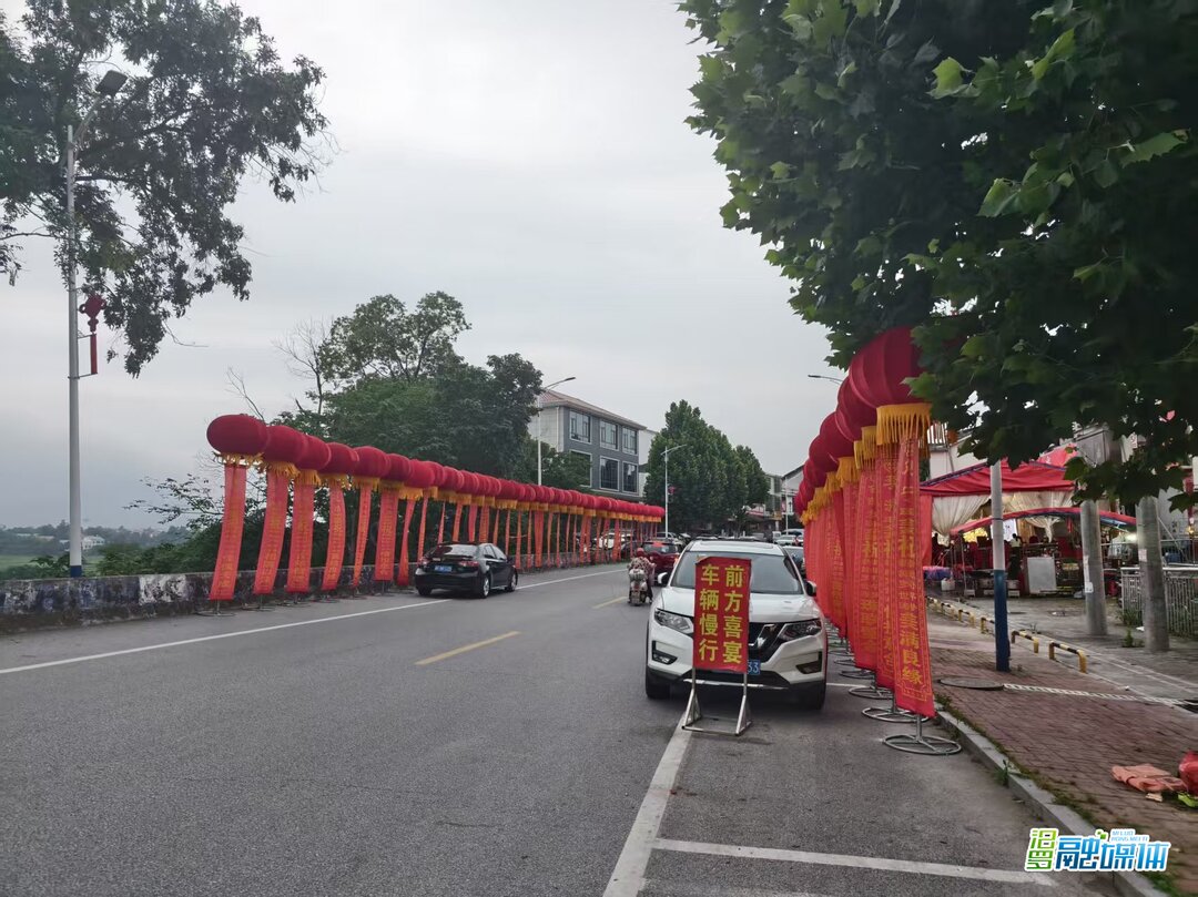 婚庆气球占道有隐患，弼时镇劝导拆除保安全倡新风