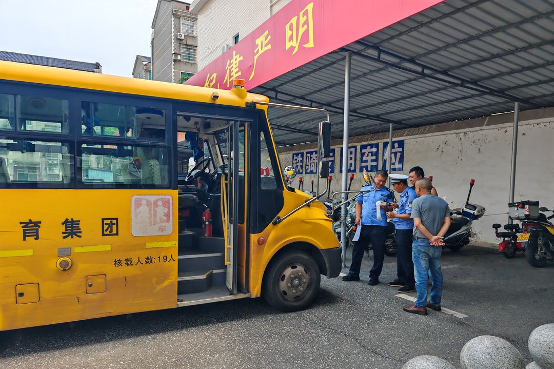 幼儿园校车超员3人，汨罗交管出手：罚款记分敲警钟