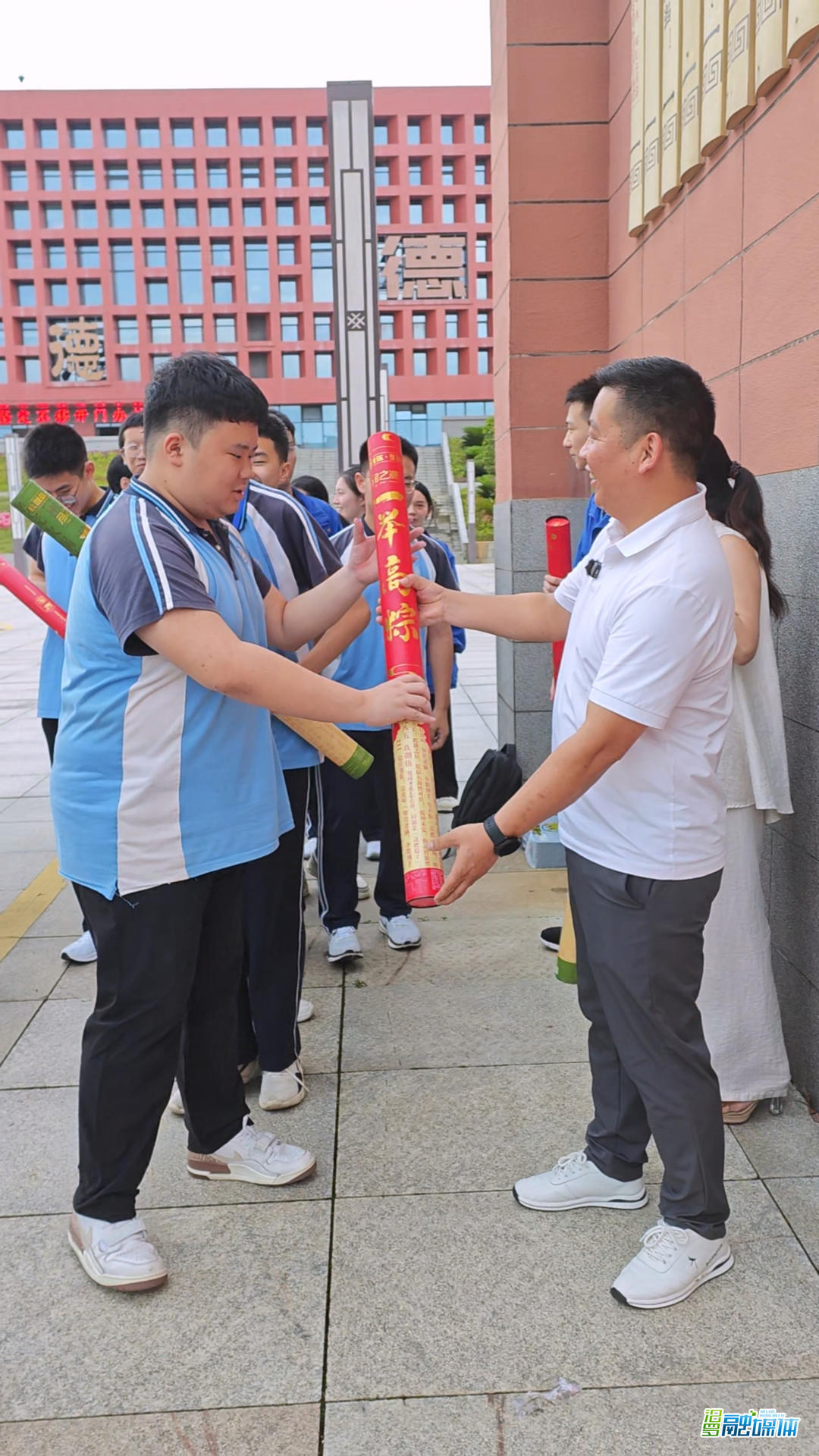 
暖心助考 一举高“粽”！屈之源为高三学子送祝福