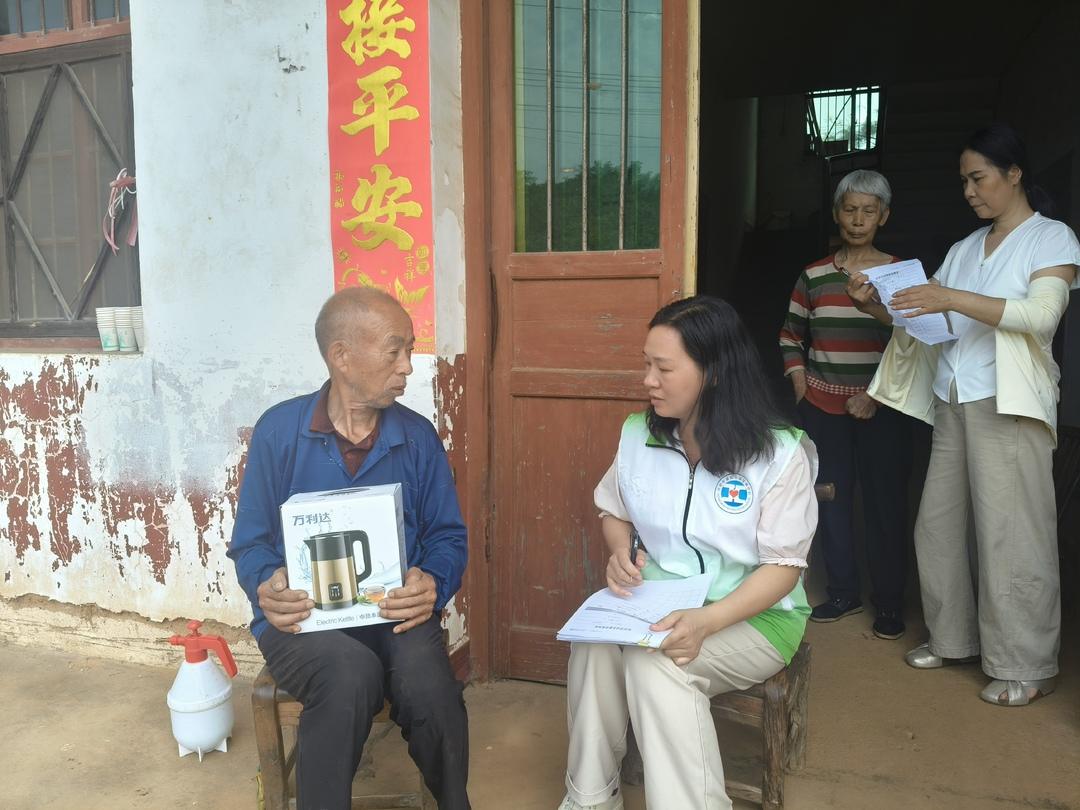 长乐镇社工站为联江村低保残障老人送上爱心烧水壶