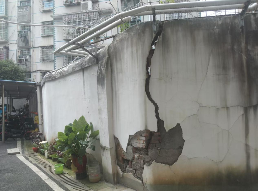 汨新社区：及时修缮危墙 消除安全隐患