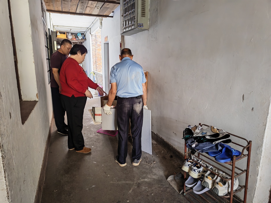 高泉社区：楼道杂物“大扫除”，安全环境“双提升”
