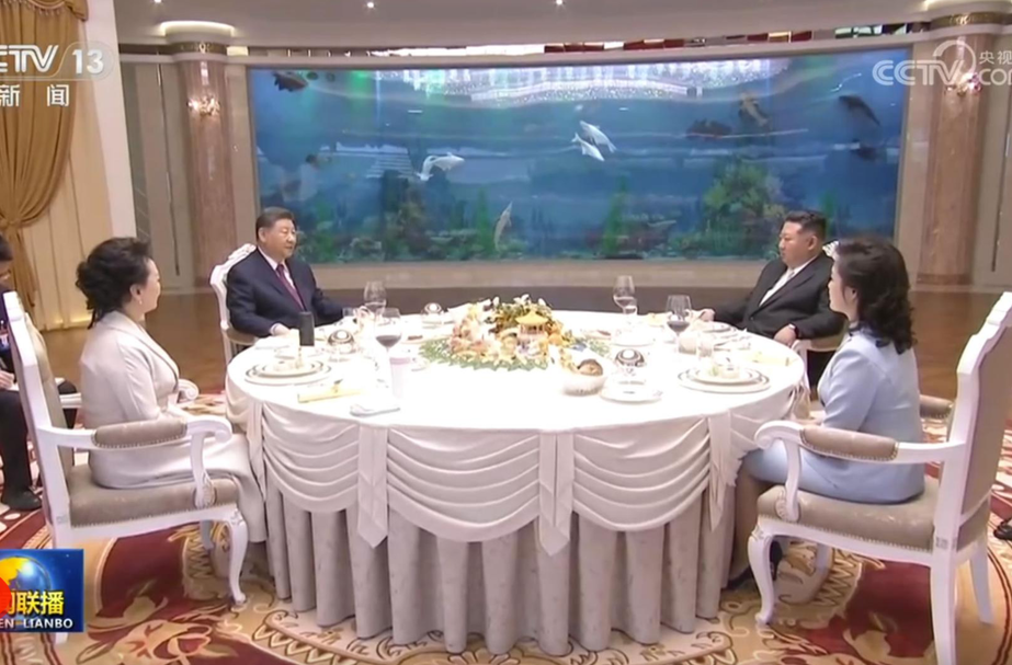习近平夫妇出席金正恩夫妇举行的小范围午宴