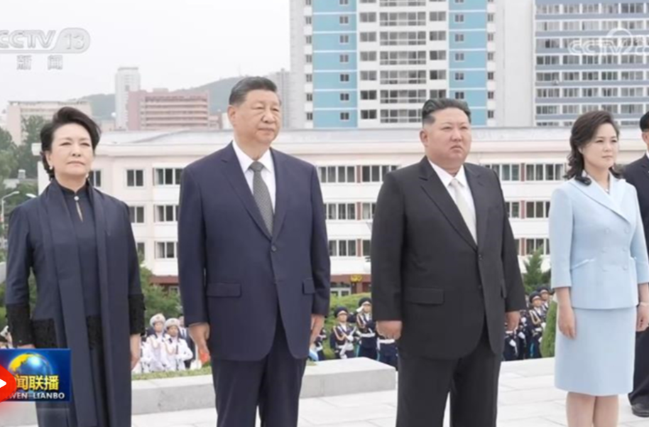 习近平和彭丽媛参谒中朝友谊塔