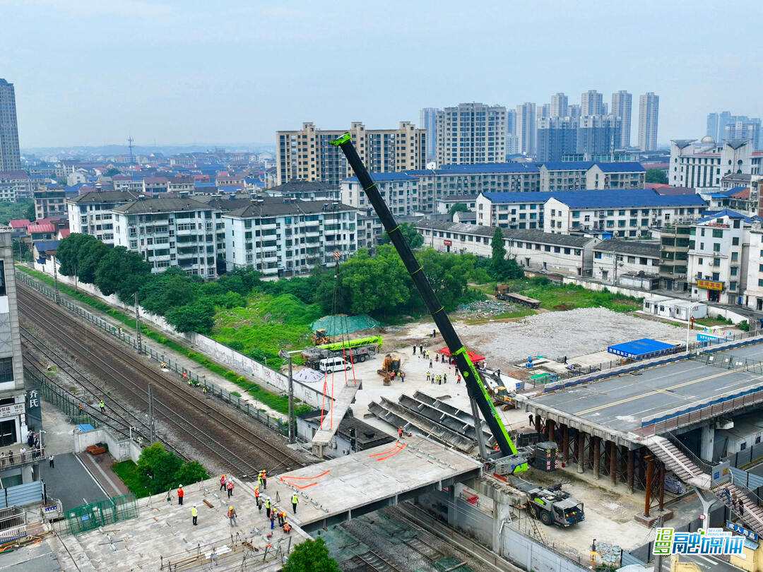 抢抓60分钟天窗期，屈原桥跨铁路第七跨5块T梁顺利拆除