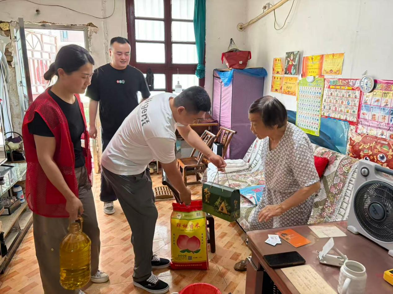 节前慰问暖人心，高塘社区入户走访独居老人和困难群众