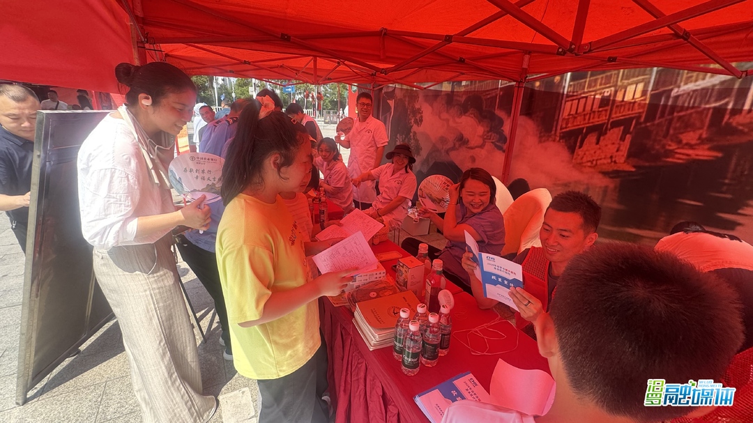 文明实践+志愿服务，汨罗把“端午便民摊”摆进龙舟赛场