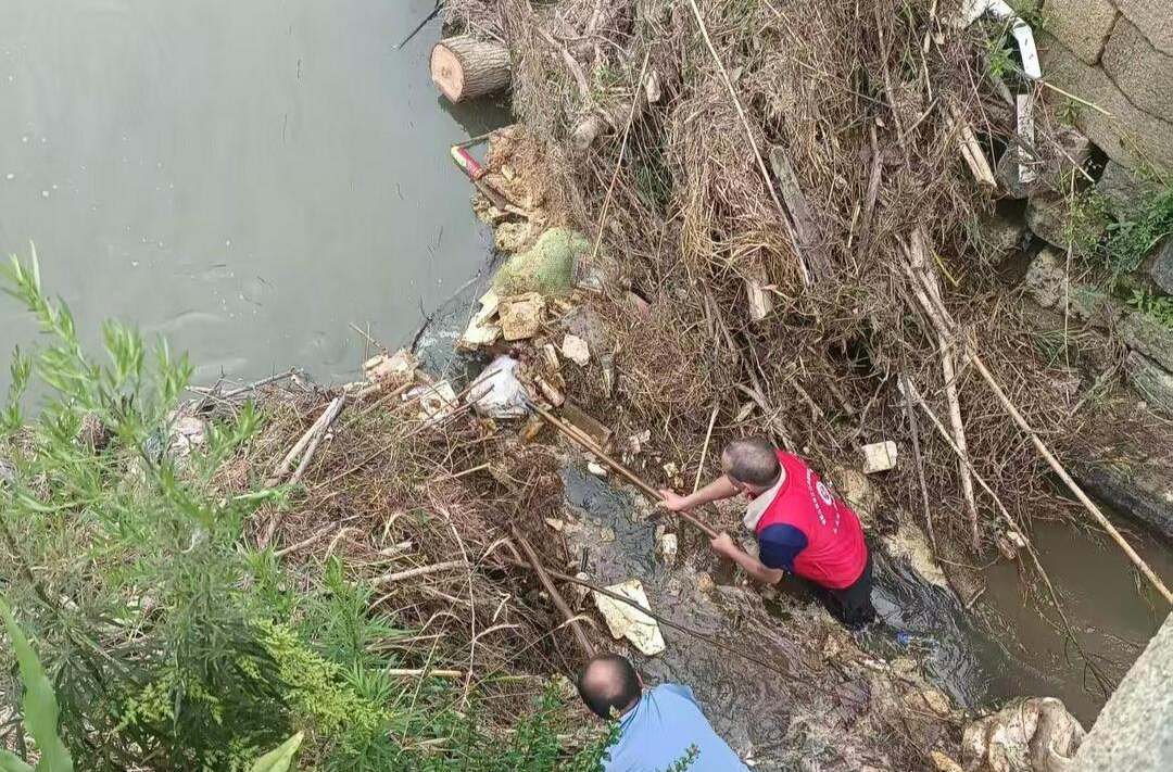 备战强降雨，神鼎山镇双江口村党员赤脚清淤保畅通