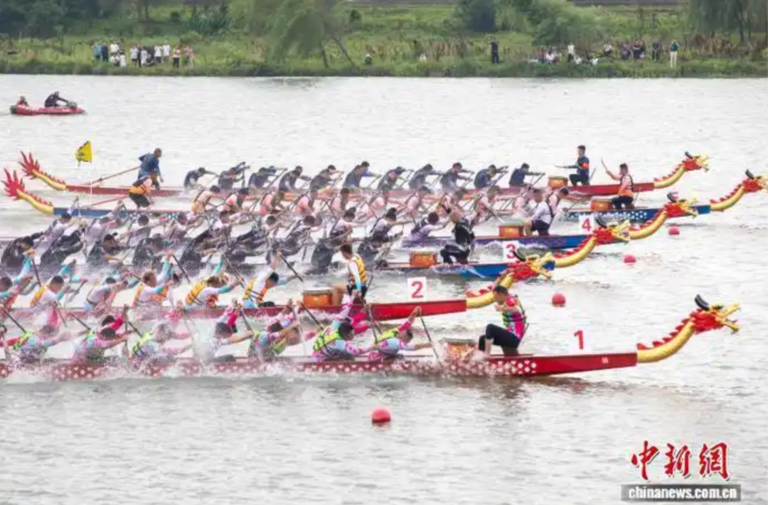 【中国新闻网】38支队伍竞渡湖南汨罗 争夺湖南龙舟赛事首个“龙王”