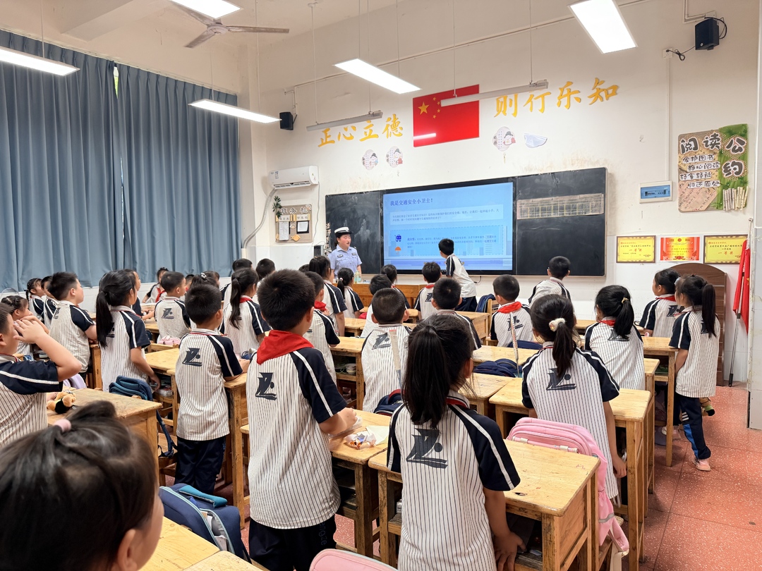 交管大队到正则学校开展暑期交通安全宣讲