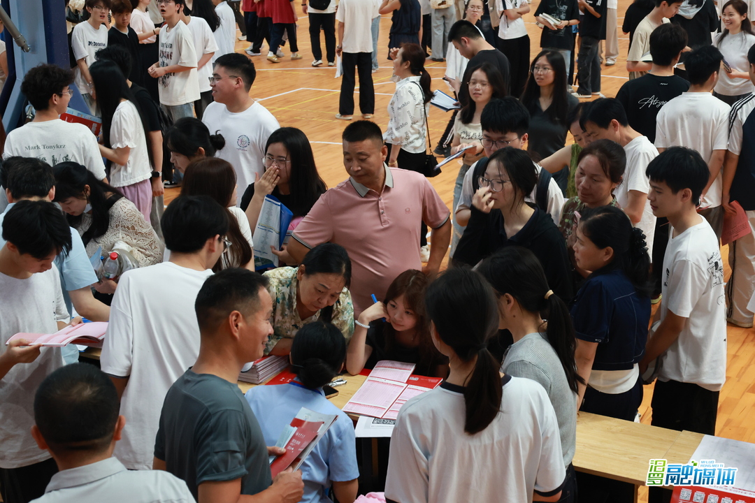 全国60余所高校齐聚汨罗一中，千名学子“家门口”对话招生官