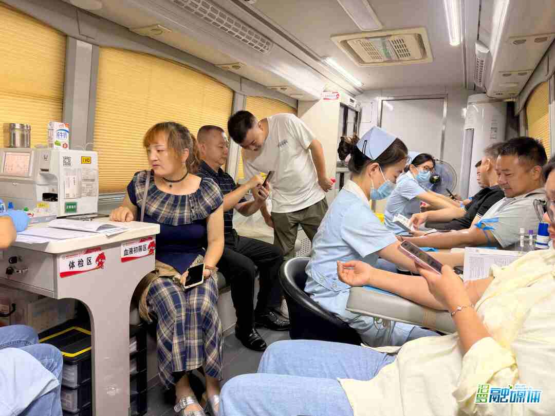 热血为党旗添彩！汨罗爱心帮帮志愿者无偿献血9600毫升