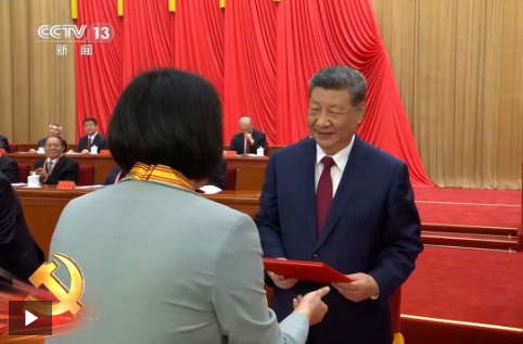 独家视频丨习近平等领导同志为全国优秀共产党员代表颁奖