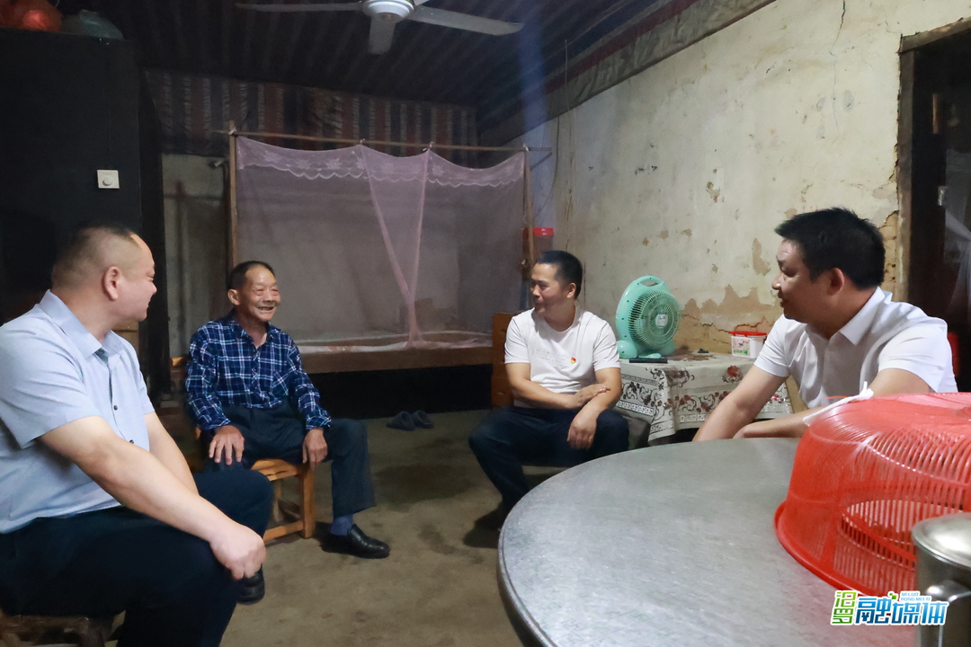 欧明目“七一”走访慰问困难党员