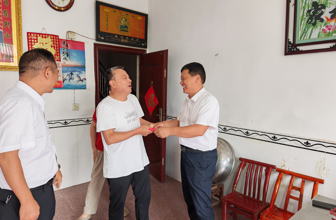 李亚江到新市街道开展“七一”走访慰问