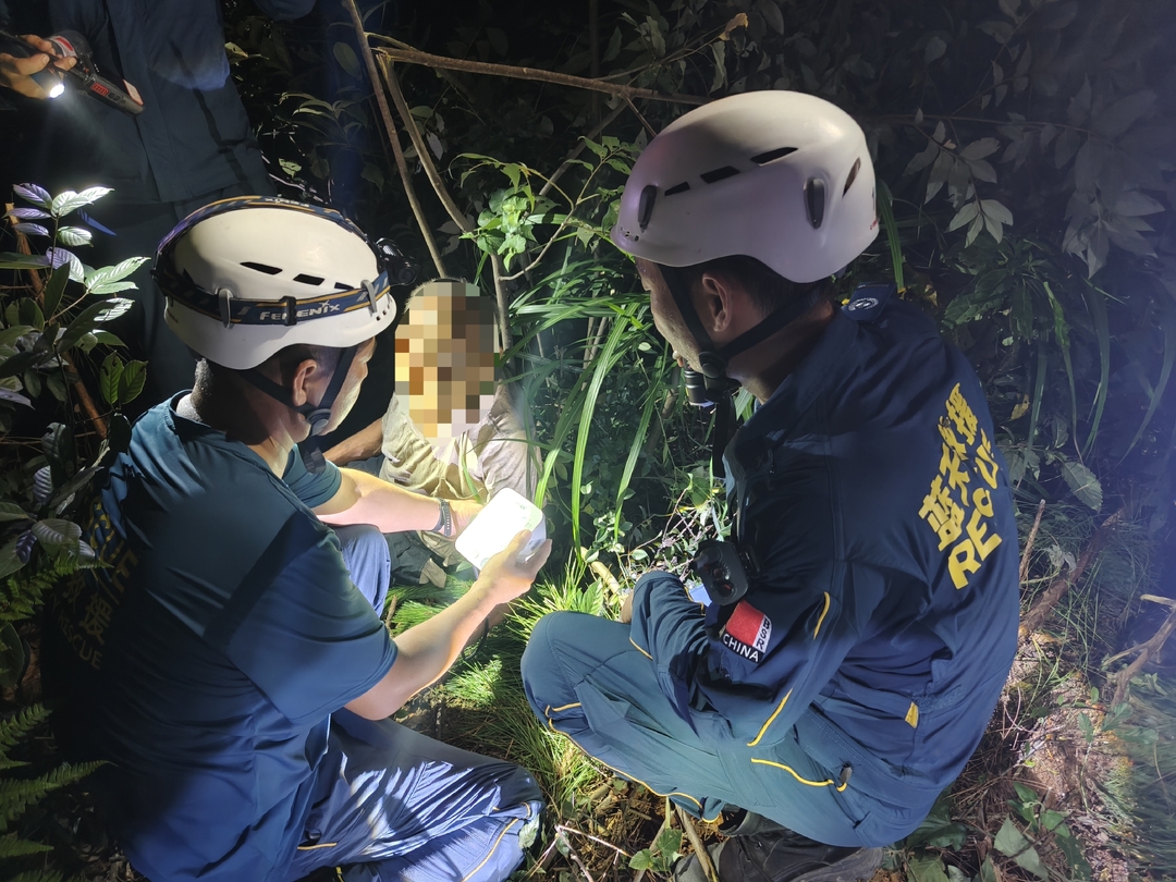 36℃高温下失联超10小时，汨罗蓝天救援队深山找回八旬失联老人