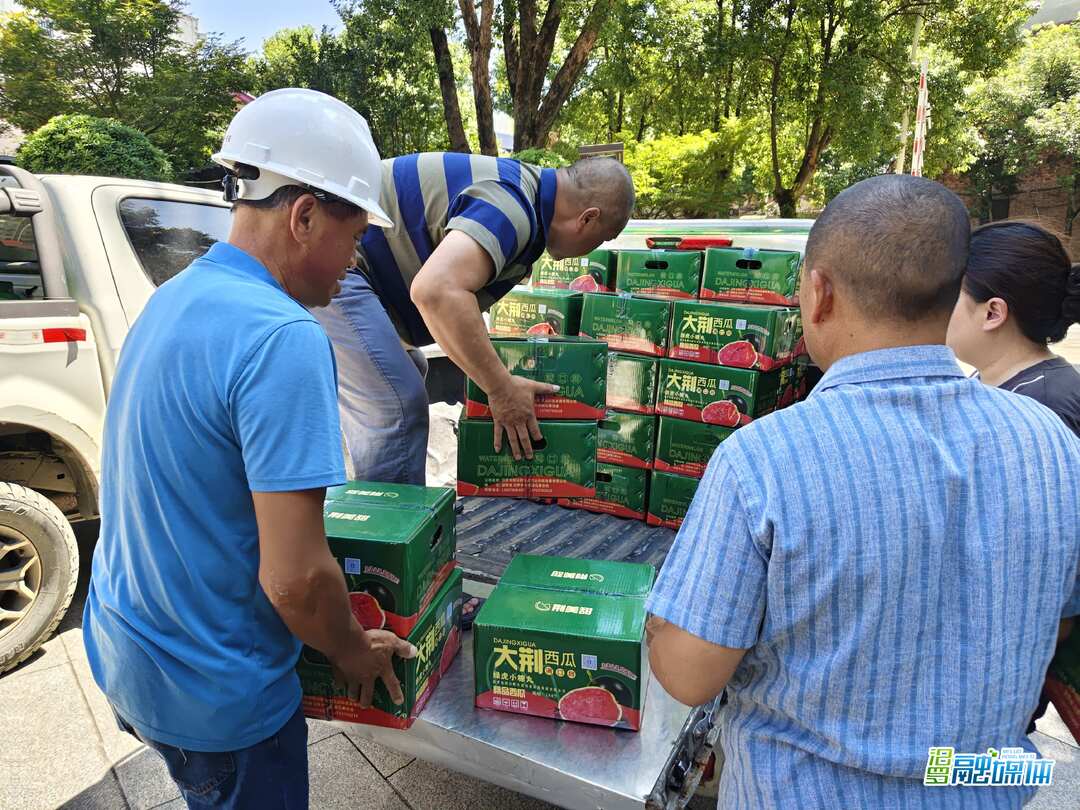 炎炎夏日送清凉，大荆乡友乡贤捐赠万余斤西瓜慰问环卫工人
