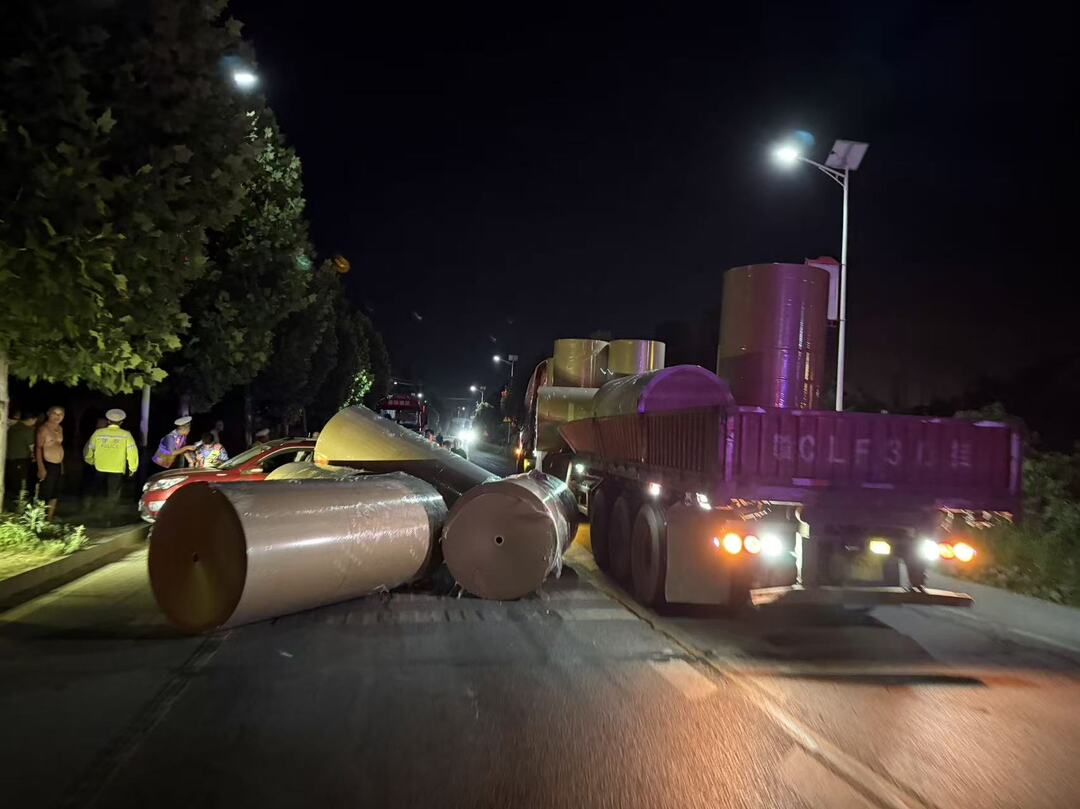 货车货物散落路面引发事故 汨罗公安交管连夜处置至凌晨恢复通行