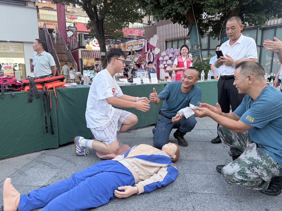 逛个商圈，顺手学急救！荣家坪社区这场“安全夜课”接地气