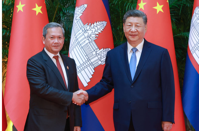 习近平会见柬埔寨首相洪玛奈
