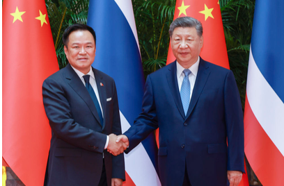 习近平会见泰国总理阿努廷