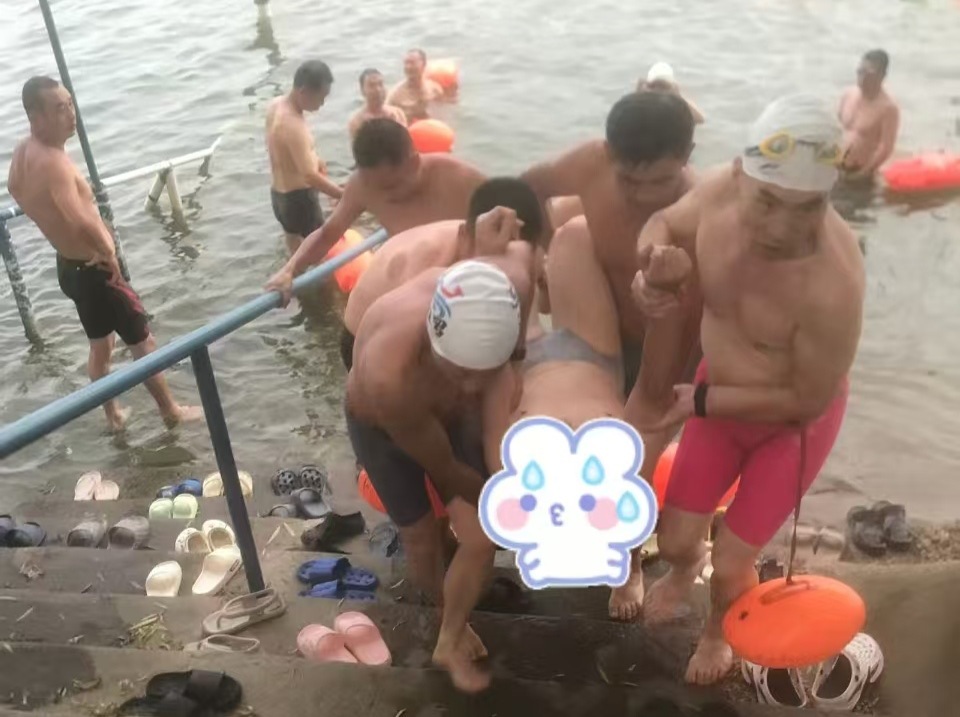 汨罗江畔上演暖心救援 泳协队员合力救起虚脱泳友