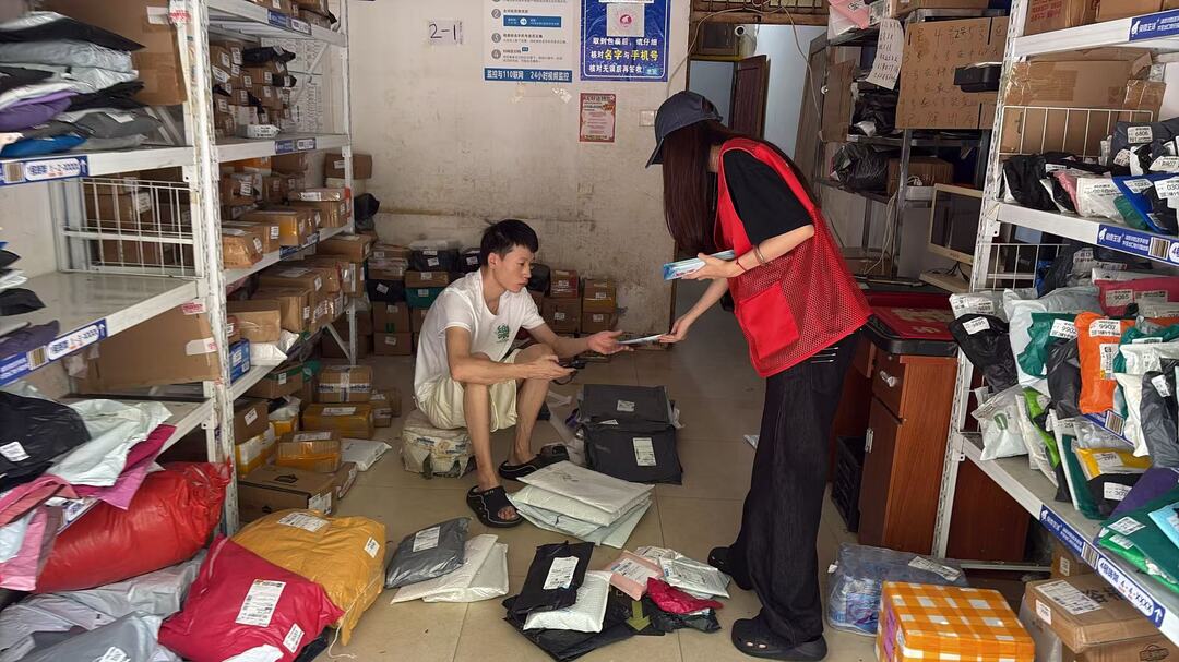 返乡大学生变身“安全员”，荣家坪社区开展“九小场所”消防排查