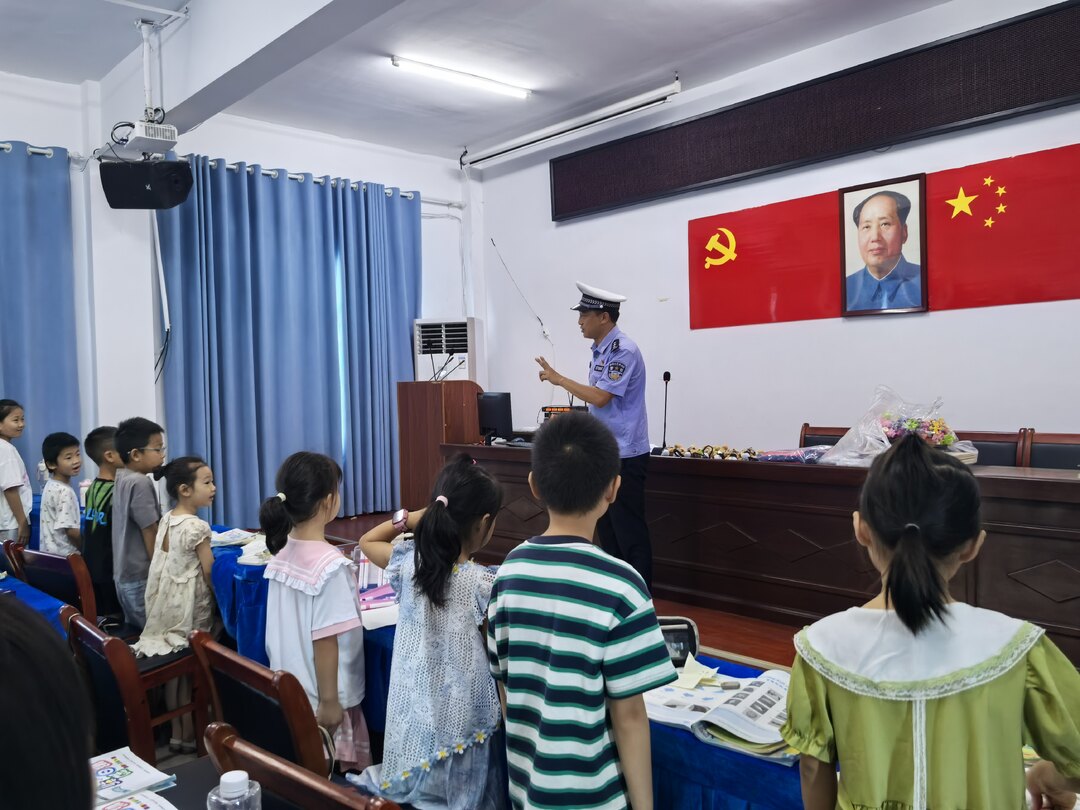 汨罗交管让交通安全进暑托班，守护乡村孩童平安暑假